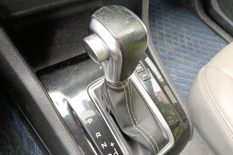 Used Isuzu D-MAX 2020 2.5T Two-Wheel Drive Automatic Flagship Edition China VI Standard Extended Version JE4D25Q6A Gear Lever