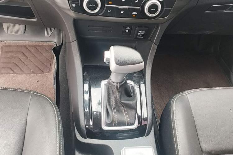 Used Isuzu D-MAX 2020 1.9T 4x4 Automatic Luxury Edition China VI Standard RZ4E Hi-Power Gear Lever