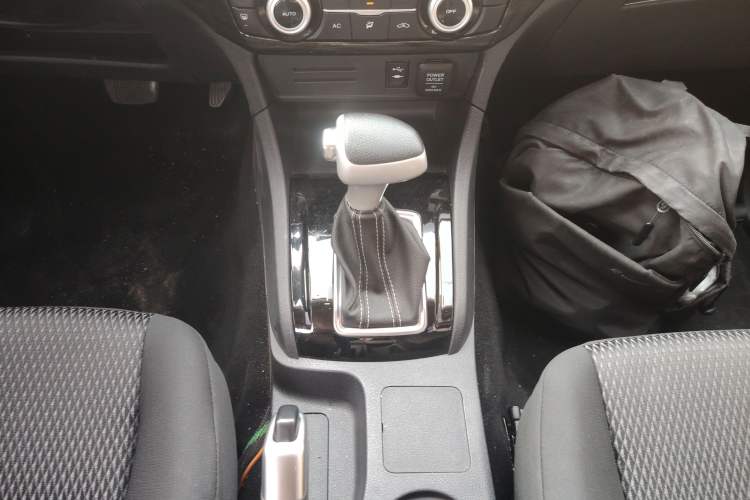 Used Isuzu D-MAX 2020 1.9T Two-Wheel Drive Automatic Comfort Edition China VI Standard RZ4E Hi-Power Gear Lever