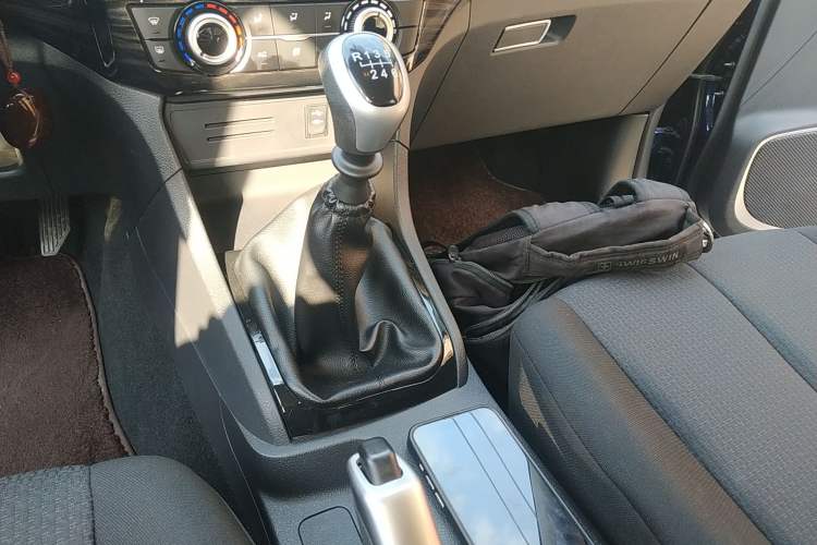 Used Isuzu D-MAX 2020 2.5T Two-Wheel Drive Manual Navigation Version China VI Standard Extended Length JE4D25Q6A Gear Lever