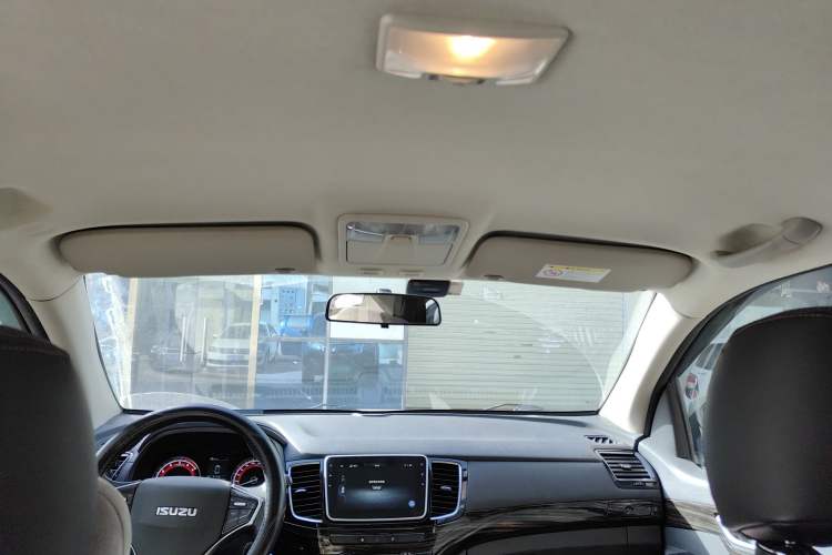Used Isuzu D-MAX 2020 2.5T 4x4 Automatic Navigation Version China VI Standard Extended Length JE4D25Q6A Headliner
