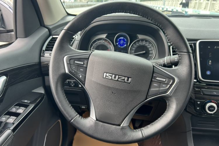 Used Isuzu D-MAX 2020 1.9T Automatic 4x4 Diesel Global HuanDong Luxury RZ4E Interior 1