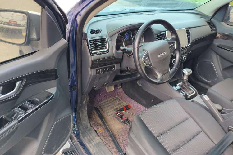 Used Isuzu D-MAX 2020 1.9T Two-Wheel Drive Automatic Comfort Edition China VI Standard RZ4E Hi-Power Interior 3