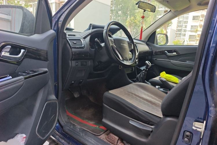 Used Isuzu D-MAX 2020 2.5T 4WD Manual Navigation Version China VI Standard Extended Length JE4D25Q6A Interior 3
