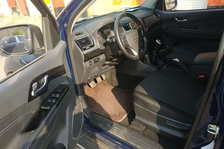 Used Isuzu D-MAX 2020 2.5T Two-Wheel Drive Manual Navigation Version China VI Standard Extended Length JE4D25Q6A Interior 3
