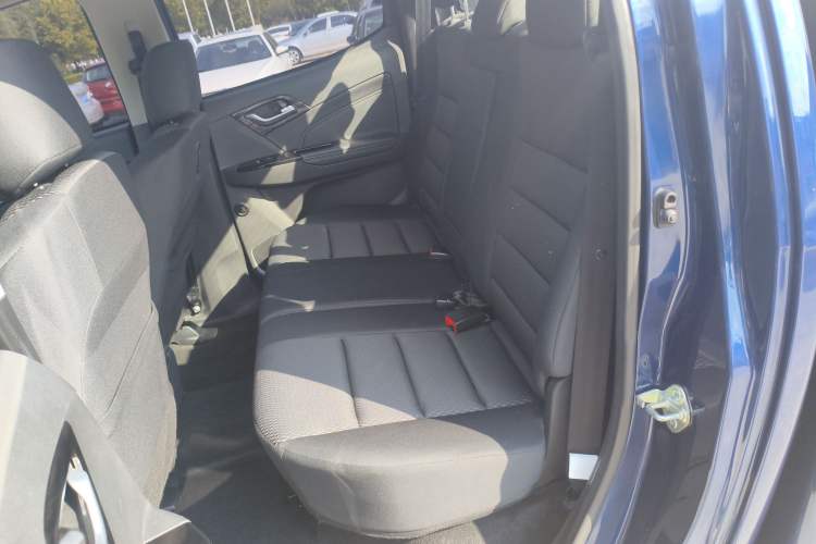 Used Isuzu D-MAX 2020 1.9T Two-Wheel Drive Automatic Comfort Edition China VI Standard RZ4E Hi-Power Interior 4
