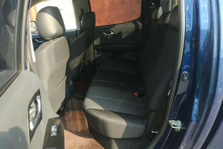 Used Isuzu D-MAX 2020 2.5T Two-Wheel Drive Manual Navigation Version China VI Standard Extended Length JE4D25Q6A Interior 4