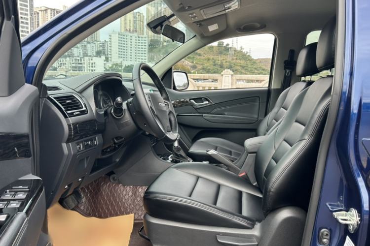 Used Isuzu D-MAX 2020 1.9T Automatic 4x4 Diesel Global HuanDong Luxury RZ4E Interior 5