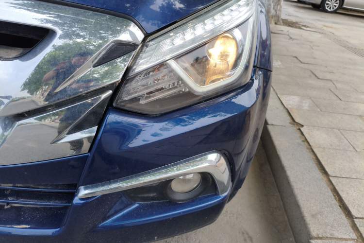 Used Isuzu D-MAX 2020 1.9T Two-Wheel Drive Automatic Comfort Edition China VI Standard RZ4E Hi-Power Left Front Headlight