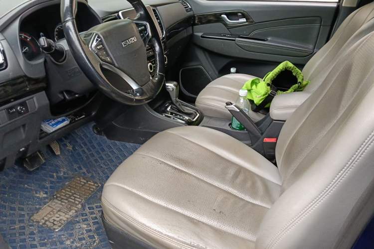 Used Isuzu D-MAX 2020 2.5T Two-Wheel Drive Automatic Flagship Edition China VI Standard Extended Version JE4D25Q6A Left Front Seat