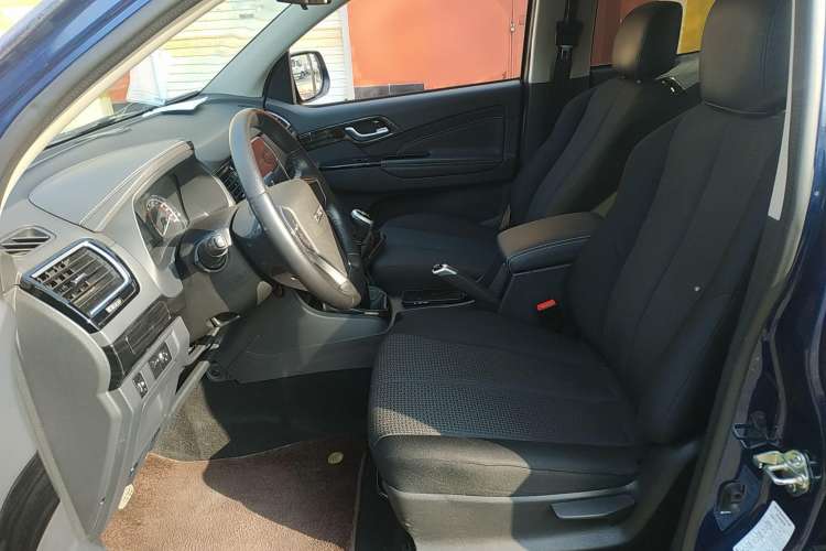 Used Isuzu D-MAX 2020 2.5T Two-Wheel Drive Manual Navigation Version China VI Standard Extended Length JE4D25Q6A Left Front Seat