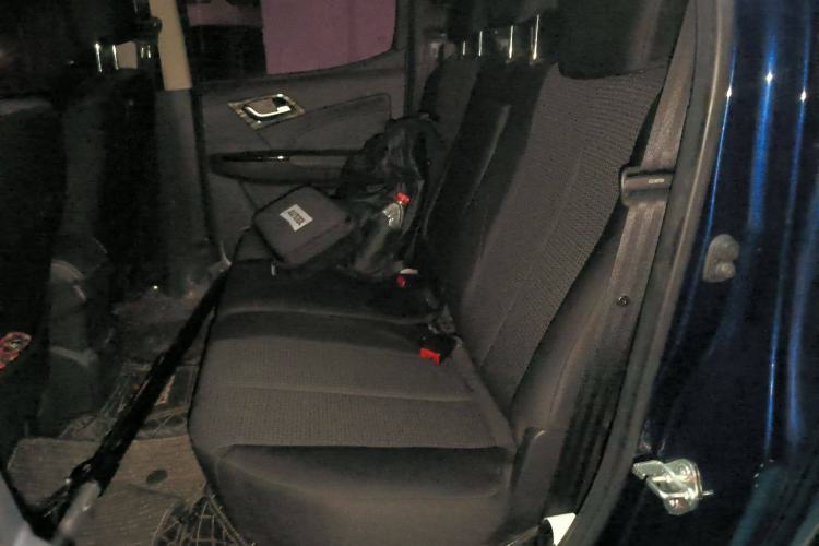 Used Isuzu D-MAX 2020 2.5T Two-Wheel Drive Automatic Navigation Version China VI Emission Standard Extended Length JE4D25Q6A Left Rear Seat