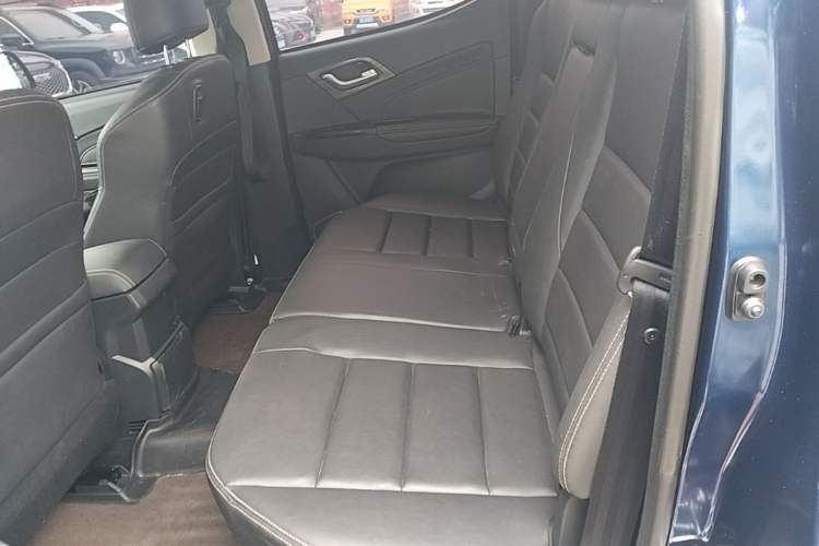 Used Isuzu D-MAX 2020 1.9T 4x4 Automatic Luxury Edition China VI Standard RZ4E Hi-Power Left Rear Seat