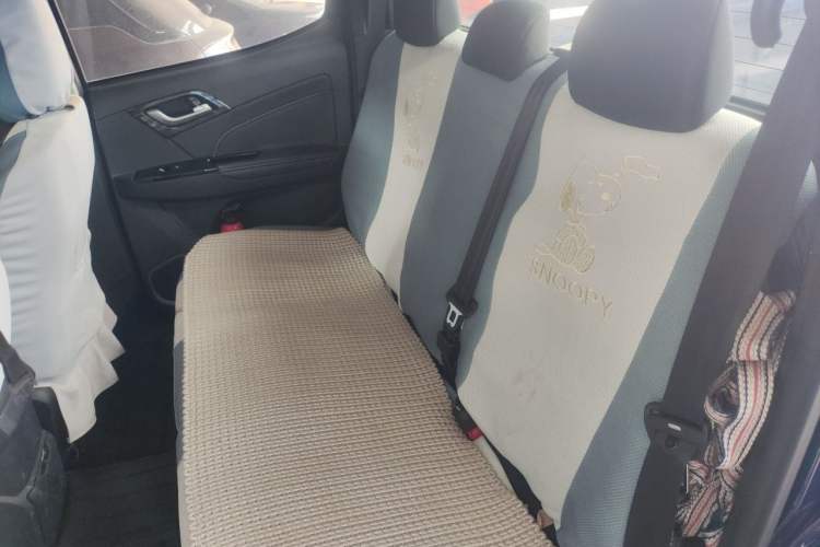 Used Isuzu D-MAX 2020 2.5T Two-Wheel Drive Automatic Navigation Version China VI Emission Standard Extended Length JE4D25Q6A Left Rear Seat