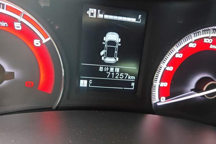 Used Isuzu D-MAX 2020 2.5T Two-Wheel Drive Manual Flagship Version China VI Emission Standard JE4D25Q6A Odometer Close Up