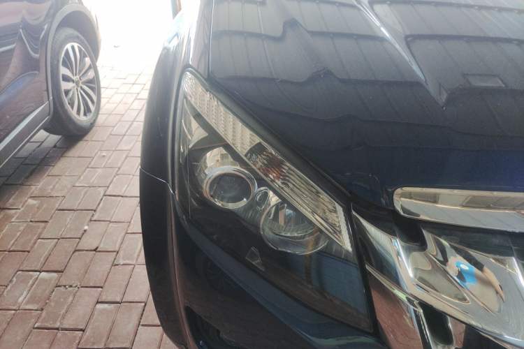 Used Isuzu D-MAX 2020 2.5T Two-Wheel Drive Automatic Navigation Version China VI Emission Standard Extended Length JE4D25Q6A Right Front Headlight