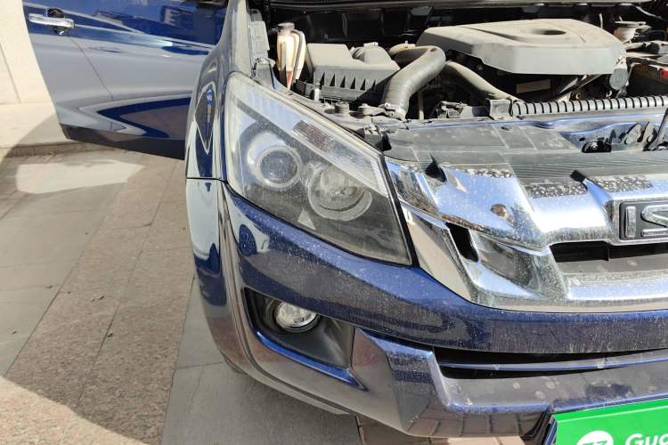 Used Isuzu D-MAX 2020 2.5T 4x4 Automatic Navigation Version China VI Standard Extended Length JE4D25Q6A Right Front Headlight