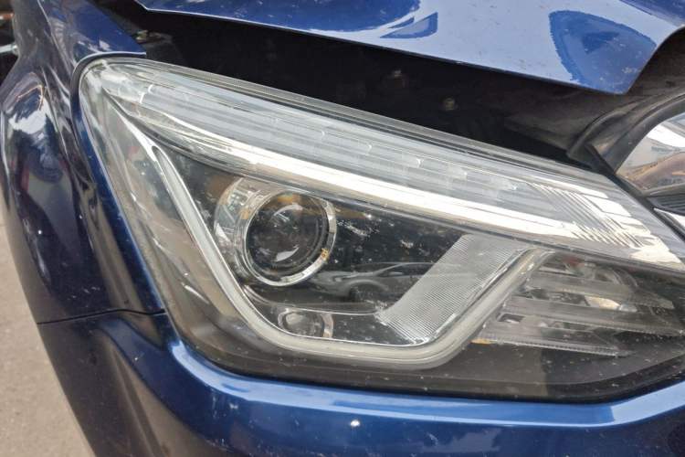 Used Isuzu D-MAX 2020 1.9T Two-Wheel Drive Manual Comfort Version China VI Standard RZ4E Hi-Power Right Front Headlight