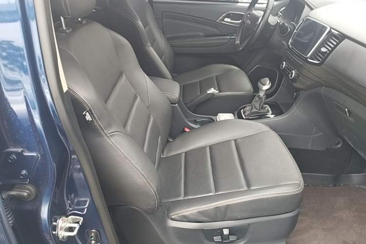 Used Isuzu D-MAX 2020 1.9T 4x4 Automatic Luxury Edition China VI Standard RZ4E Hi-Power Right Front Seat