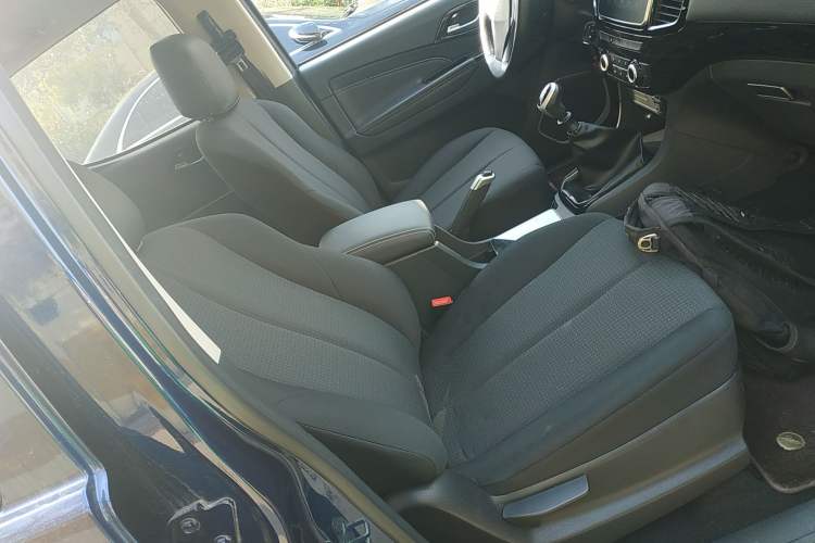 Used Isuzu D-MAX 2020 2.5T Two-Wheel Drive Manual Navigation Version China VI Standard Extended Length JE4D25Q6A Right Front Seat