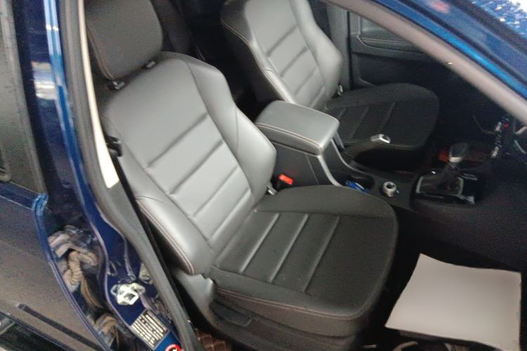 Used Isuzu D-MAX 2020 1.9T 4x4 Automatic Comfort Edition China VI Standard RZ4E Hi-Power Right Front Seat