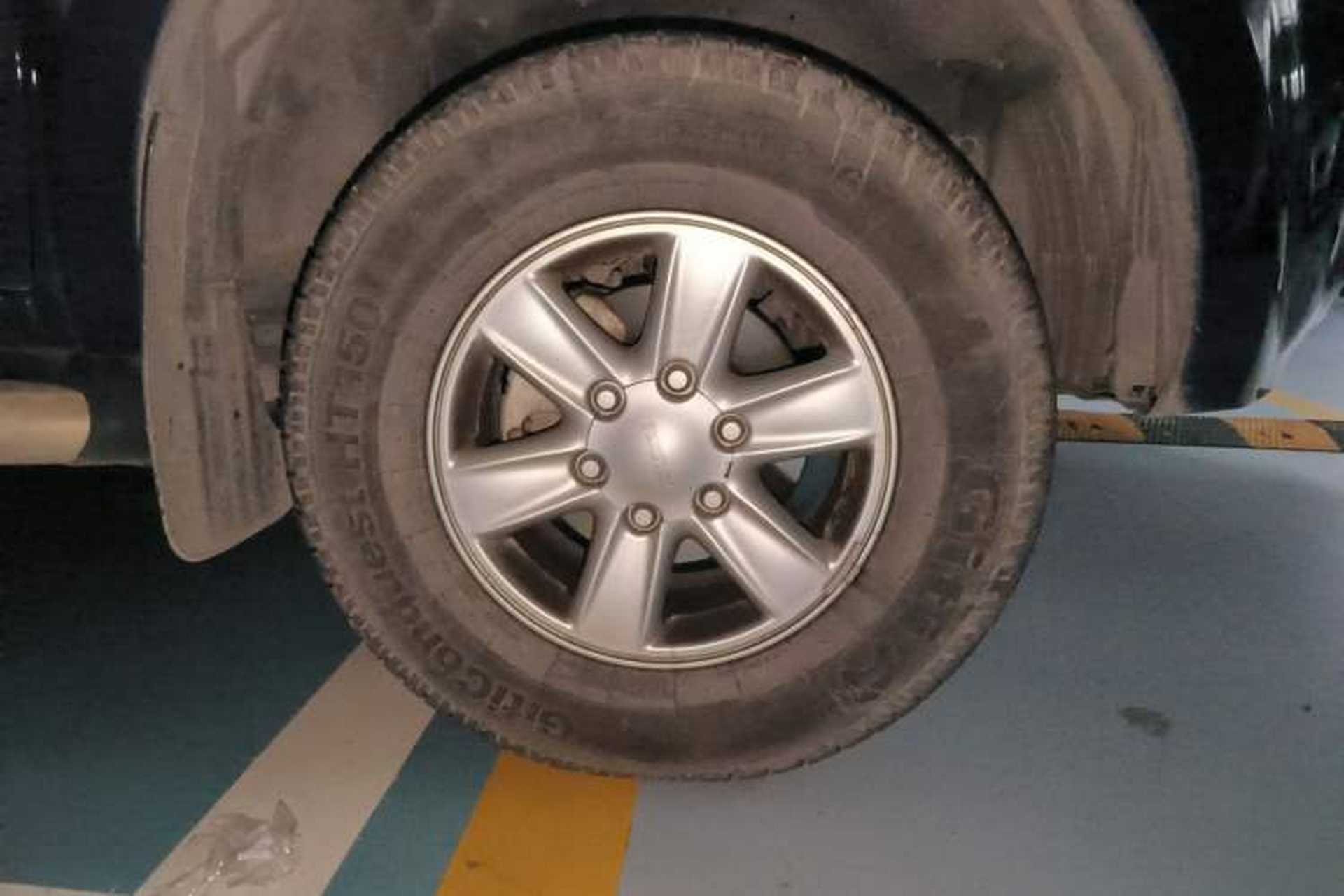 Used Isuzu D-MAX 2020 2.5T Two-Wheel Drive Automatic Navigation Version China VI Emission Standard Extended Length JE4D25Q6A Right Front Wheel Hub