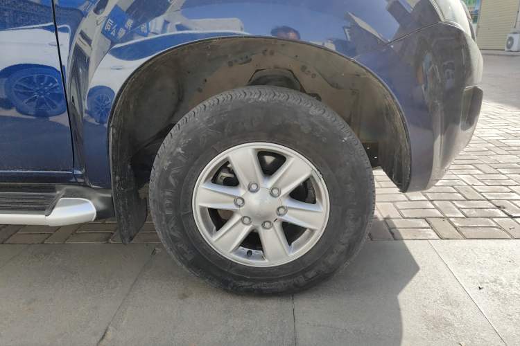 Used Isuzu D-MAX 2020 2.5T 4x4 Automatic Navigation Version China VI Standard Extended Length JE4D25Q6A Right Front Wheel Hub