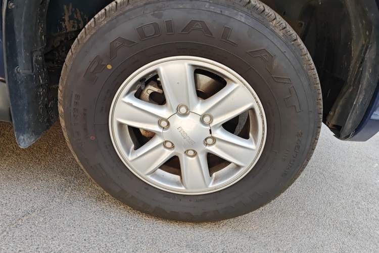 Used Isuzu D-MAX 2020 2.5T Two-Wheel Drive Manual Flagship Version China VI Emission Standard JE4D25Q6A Right Front Wheel Hub