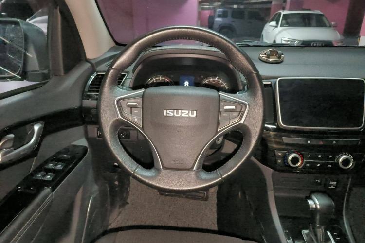 Used Isuzu D-MAX 2020 2.5T Two-Wheel Drive Automatic Navigation Version China VI Emission Standard Extended Length JE4D25Q6A Steering Wheel