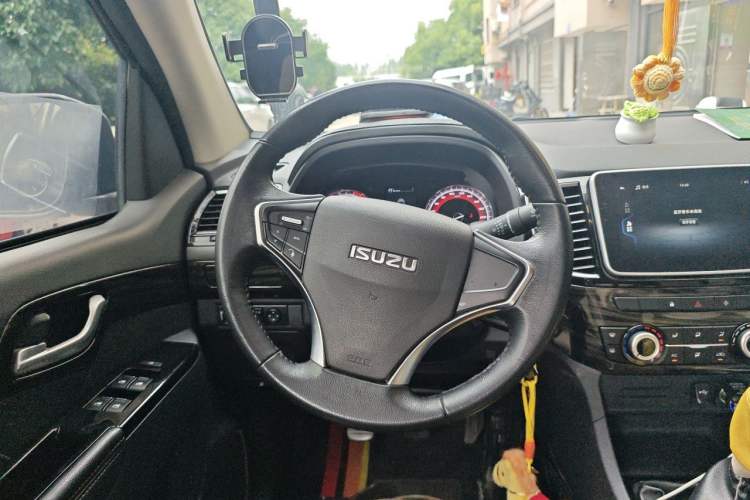 Used Isuzu D-MAX 2020 2.5T 4WD Manual Navigation Version China VI Standard Extended Length JE4D25Q6A Steering Wheel