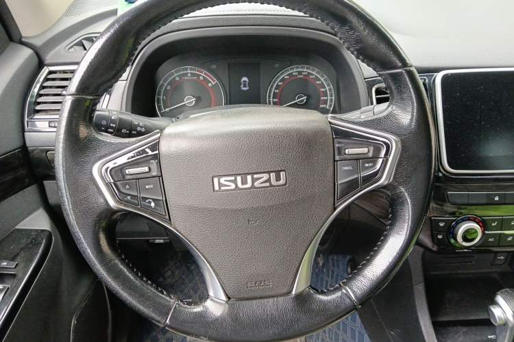 Used Isuzu D-MAX 2020 2.5T Two-Wheel Drive Automatic Flagship Edition China VI Standard Extended Version JE4D25Q6A Steering Wheel