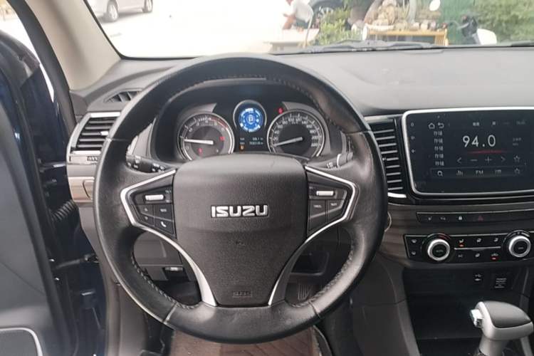 Used Isuzu D-MAX 2020 1.9T 4x4 Automatic Luxury Edition China VI Standard RZ4E Hi-Power Steering Wheel