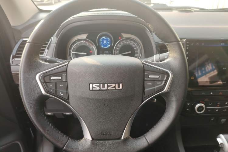 Used Isuzu D-MAX 2020 1.9T Two-Wheel Drive Automatic Comfort Edition China VI Standard RZ4E Hi-Power Steering Wheel