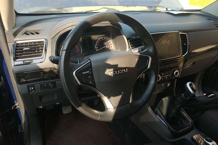 Used Isuzu D-MAX 2020 2.5T Two-Wheel Drive Manual Navigation Version China VI Standard Extended Length JE4D25Q6A Steering Wheel