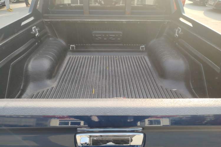 Used Isuzu D-MAX 2020 1.9T Two-Wheel Drive Automatic Comfort Edition China VI Standard RZ4E Hi-Power Trunk