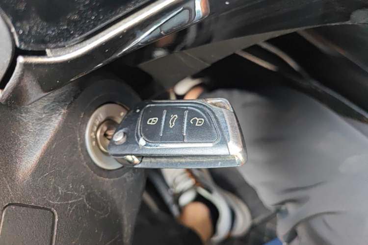 Used Isuzu D-MAX 2020 2.5T Two-Wheel Drive Manual Flagship Version China VI Emission Standard JE4D25Q6A Vehicle Key