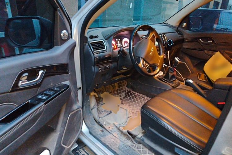 Used Isuzu D-MAX 2020 2.5T Two-Wheel Drive Manual Navigation Version China VI Standard Extended Length JE4D25Q6A Driver Seat
