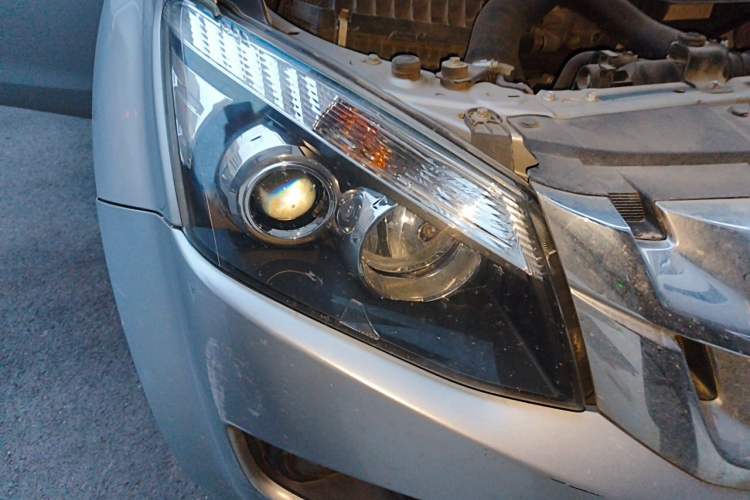 Used Isuzu D-MAX 2020 2.5T Two-Wheel Drive Manual Navigation Version China VI Standard Extended Length JE4D25Q6A Right Front Headlight