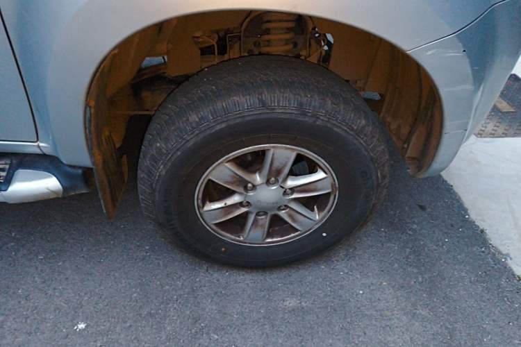 Used Isuzu D-MAX 2020 2.5T Two-Wheel Drive Manual Navigation Version China VI Standard Extended Length JE4D25Q6A Right Front Wheel Hub
