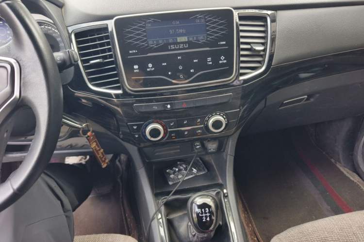 Used Isuzu D-MAX 2020 1.9T 4x4 Manual Comfort Version China VI Standard RZ4E Hi-Power Audio And AC Panel