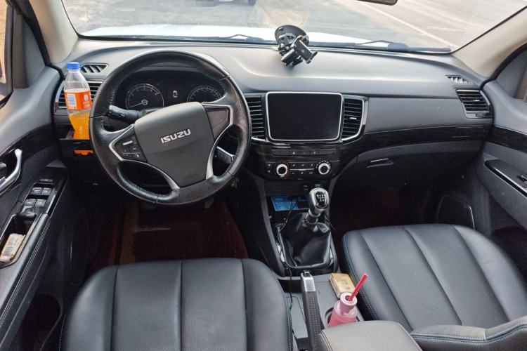 Used Isuzu D-MAX 2020 2.5T Two-Wheel Drive Manual Flagship Version China VI Emission Standard Extended Length JE4D25Q6A Center Console