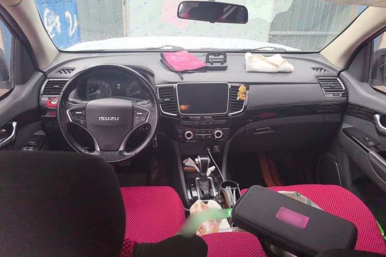 Used Isuzu D-MAX 2020 2.5T Two-Wheel Drive Automatic Navigation Version China VI Emission Standard Extended Length JE4D25Q6A Center Console