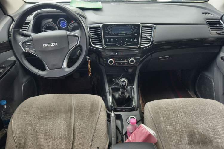 Used Isuzu D-MAX 2020 1.9T 4x4 Manual Comfort Version China VI Standard RZ4E Hi-Power Center Console