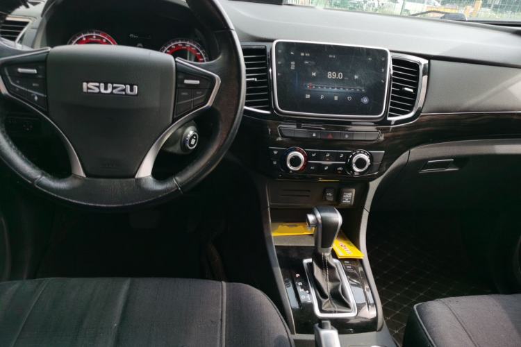 Used Isuzu D-MAX 2020 2.5T 4x4 Automatic Navigation Version China VI Standard Extended Length JE4D25Q6A Center Console