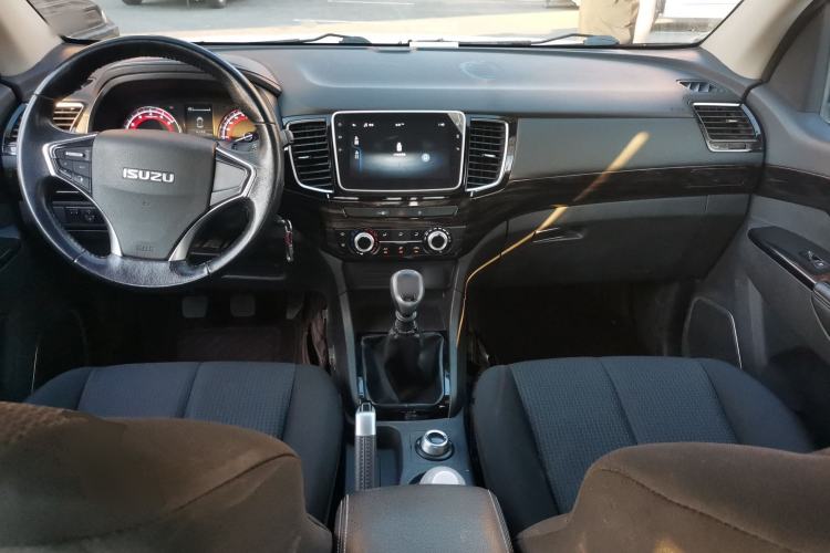 Used Isuzu D-MAX 2020 2.5T 4WD Manual Navigation Version China VI Standard Extended Length JE4D25Q6A Center Console