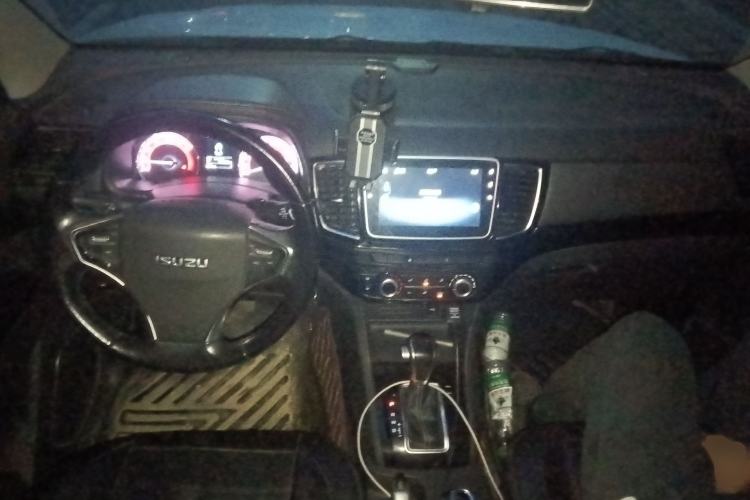 Used Isuzu D-MAX 2020 2.5T 4x4 Automatic Flagship Edition China VI JE4D25Q6A Center Console