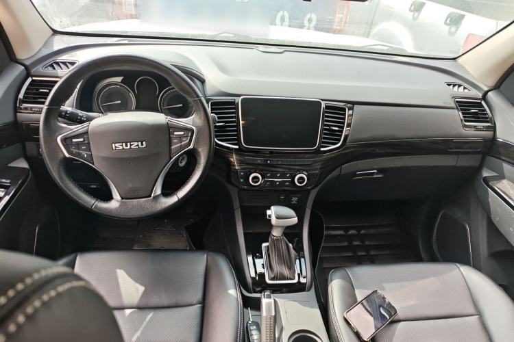 Used Isuzu D-MAX 2020 1.9T Two-Wheel Drive Automatic Comfort Edition China VI Standard RZ4E Hi-Power Center Console
