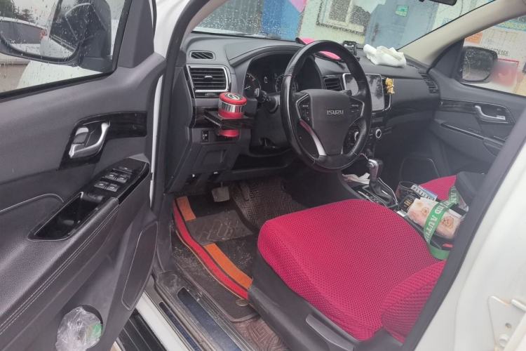 Used Isuzu D-MAX 2020 2.5T Two-Wheel Drive Automatic Navigation Version China VI Emission Standard Extended Length JE4D25Q6A Driver Seat