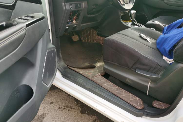 Used Isuzu D-MAX 2020 2.5T 4x4 Automatic Navigation Version China VI Standard Extended Length JE4D25Q6A Driver Seat