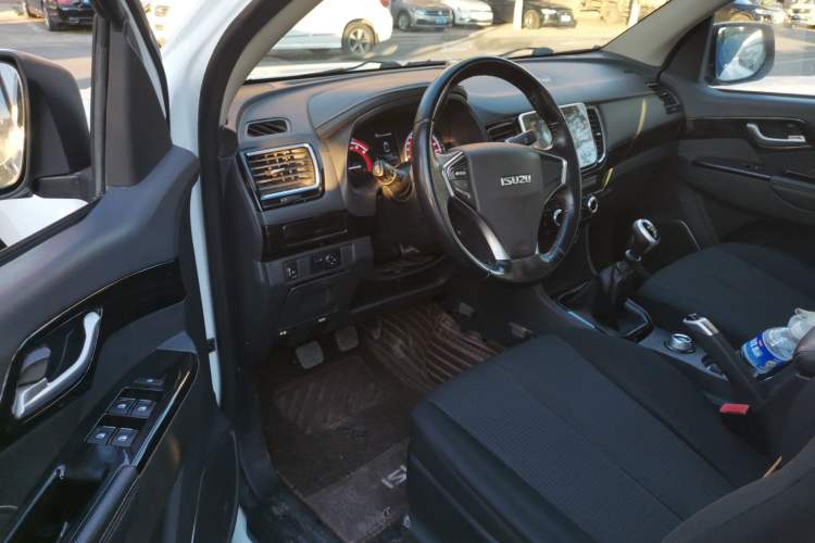 Used Isuzu D-MAX 2020 2.5T 4WD Manual Navigation Version China VI Standard Extended Length JE4D25Q6A Driver Seat